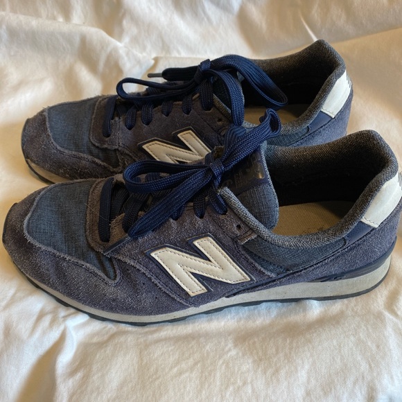 696 New Balances - Picture 2 of 4